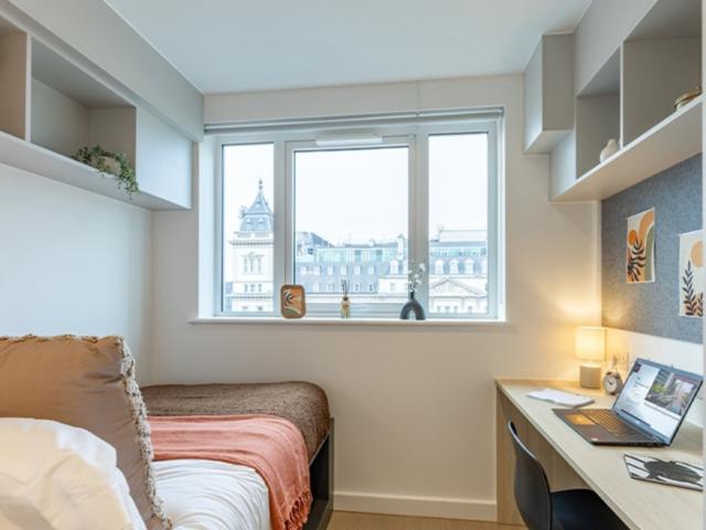 Studio to rent on Talbot Square, London