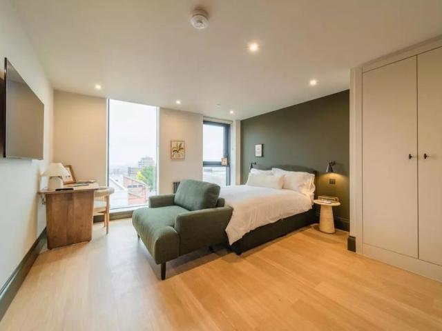 Studio to rent on West Street, Sheffield