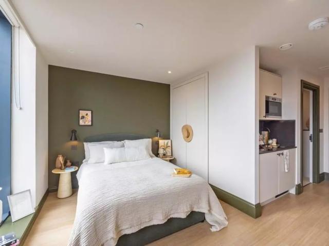 Studio to rent on West Street, Sheffield