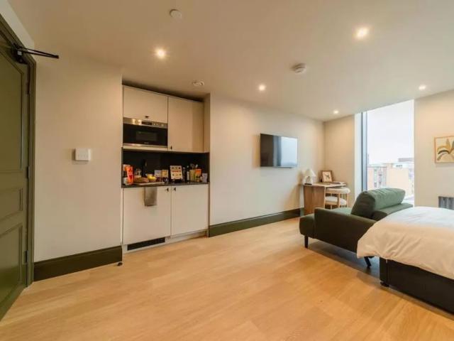 Studio to rent on West Street, Sheffield