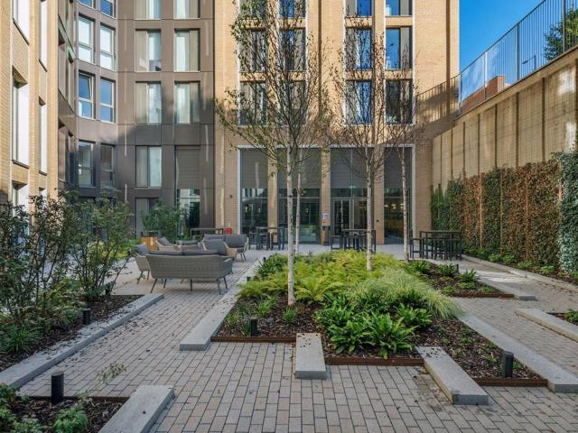 Studio to rent on Westway, London