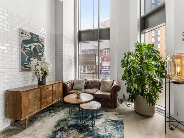 Studio to rent on Westway, London