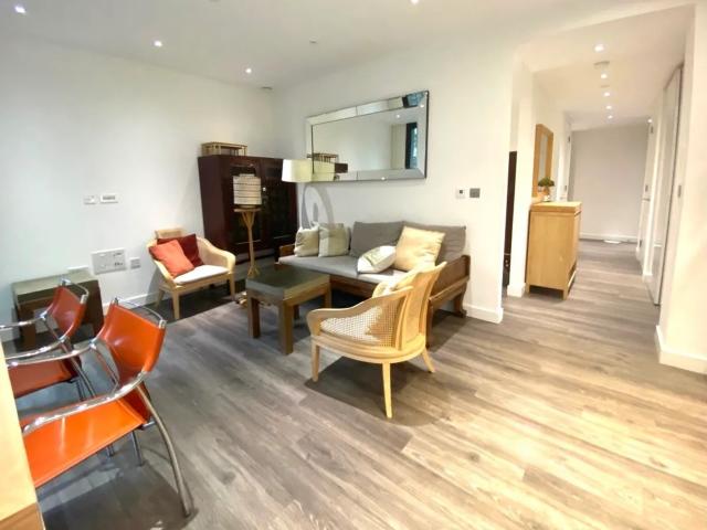 Studio to rent on Alie Street, London