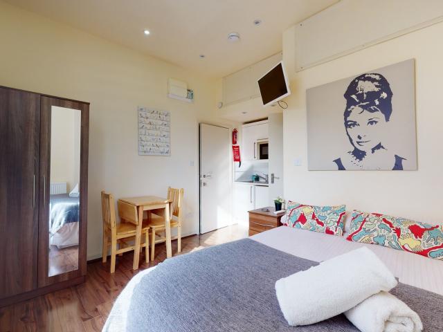 Studio to rent on Ashmore Road, London