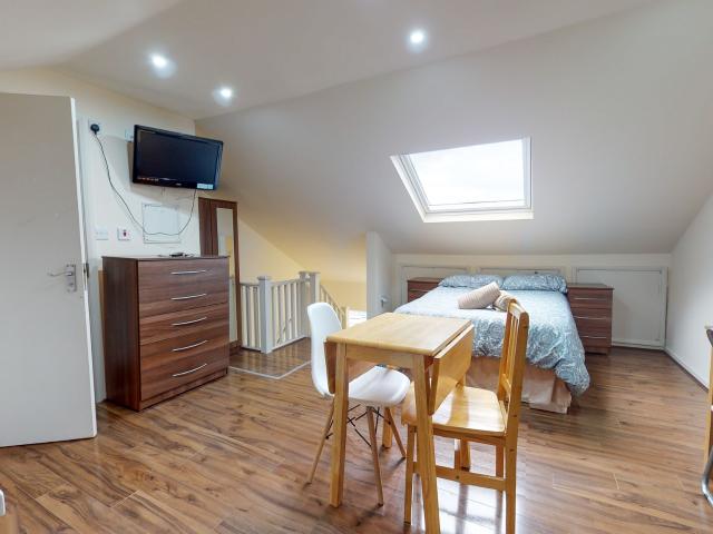 Studio to rent on Ashmore Road, London