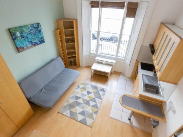 Studio to rent on Belgrave Road, London