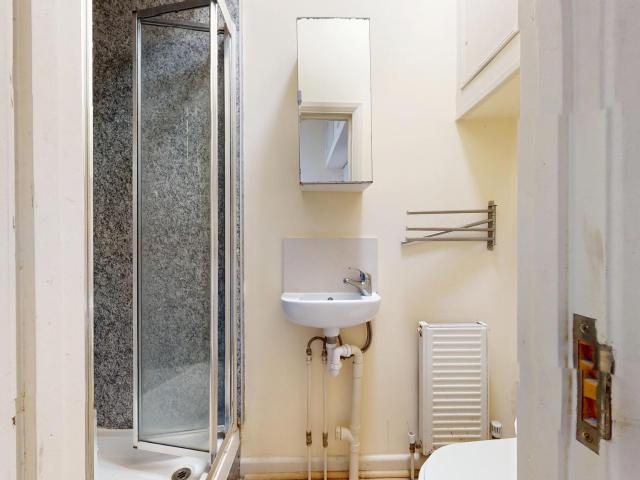 Studio to rent on Brondesbury Park, London