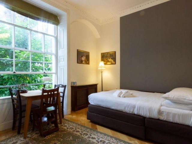 Studio to rent on Cartwright Gardens, London