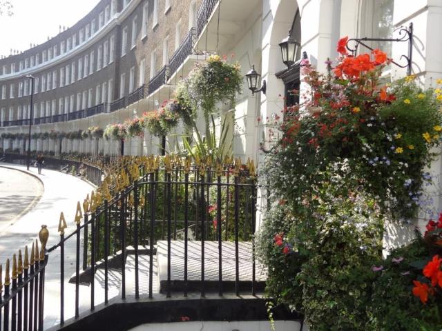 Studio to rent on Cartwright Gardens, London