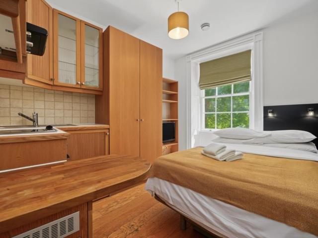Studio to rent on Cartwright Gardens, London