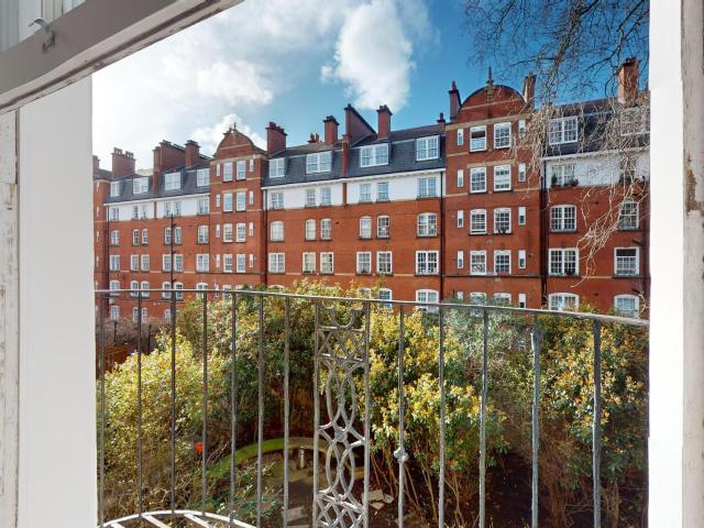 Studio to rent on Cartwright Gardens, London
