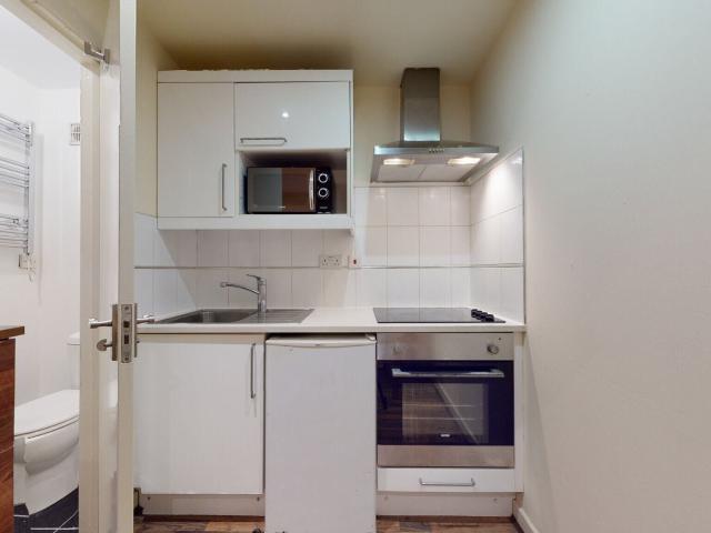 Studio to rent on Chatsworth Road, London