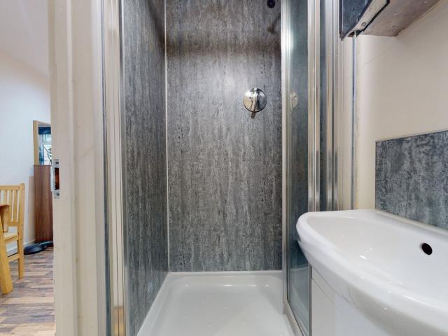 Studio to rent on Chatsworth Road, London