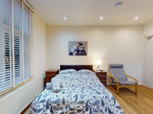 Studio to rent on Chatsworth Road, London