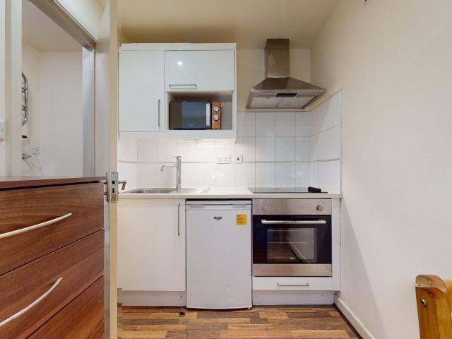 Studio to rent on Chatsworth Road, London