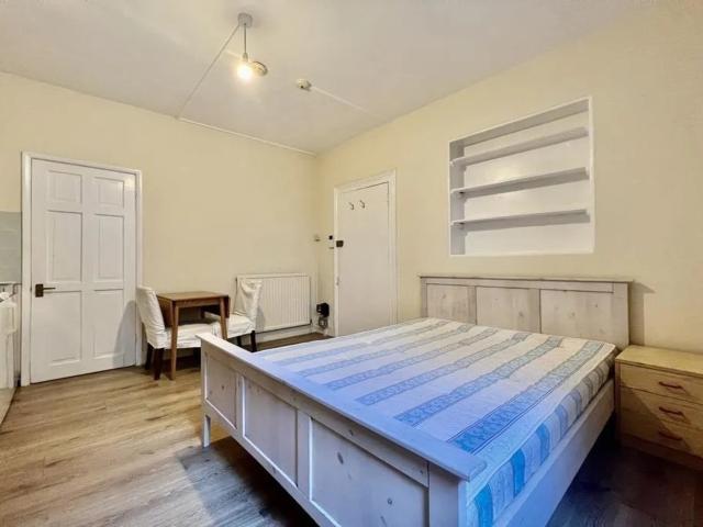 Studio to rent on Cheniston Gardens, London