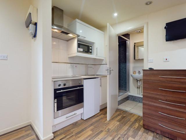 Studio to rent on Chichele Road, London