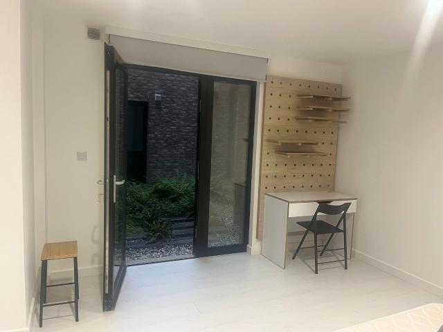 Studio to rent on Commercial Road, London
