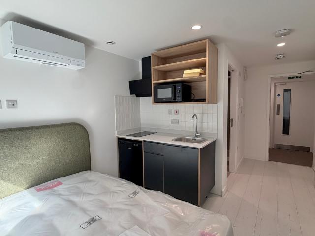 Studio to rent on Commercial Road, London