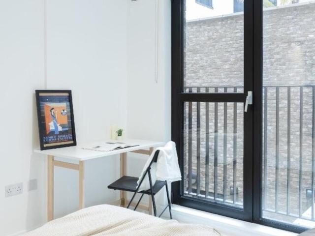 Studio to rent on Commercial Road, London