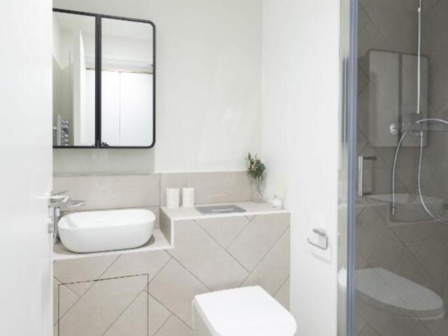 Studio to rent on Commercial Road, London