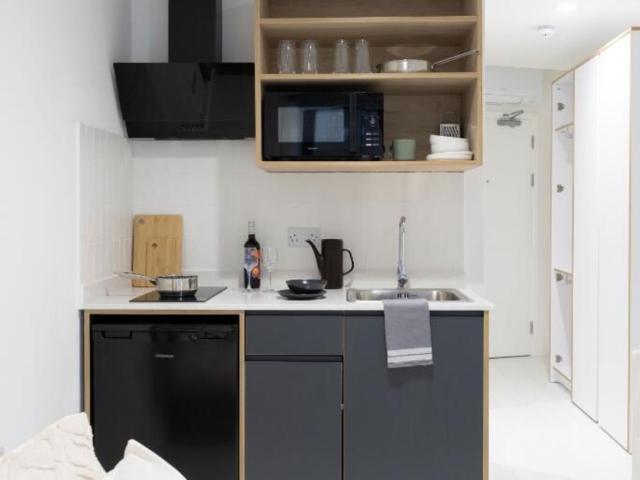 Studio to rent on Commercial Road, London