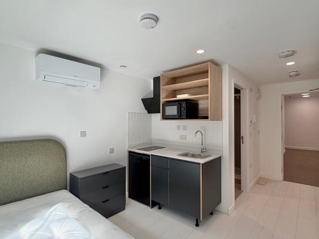 Studio to rent on Commercial Road, London