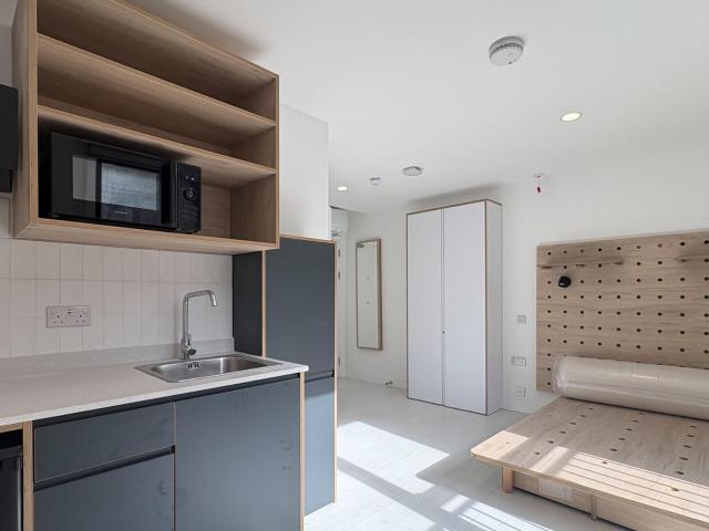 Studio to rent on Commercial Road, London