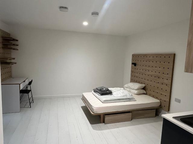 Studio to rent on Commercial Road, London