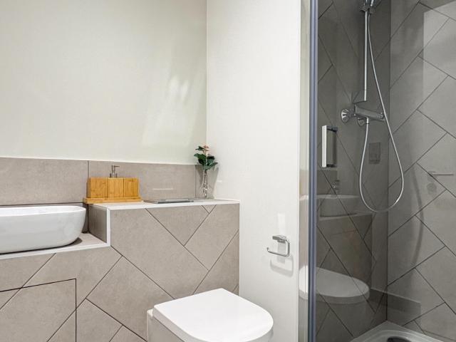 Studio to rent on Commercial Road, London