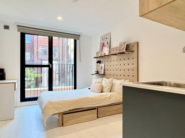 Studio to rent on Commercial Road, London