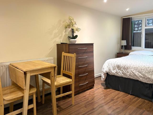 Studio to rent on Cranhurst Road, London
