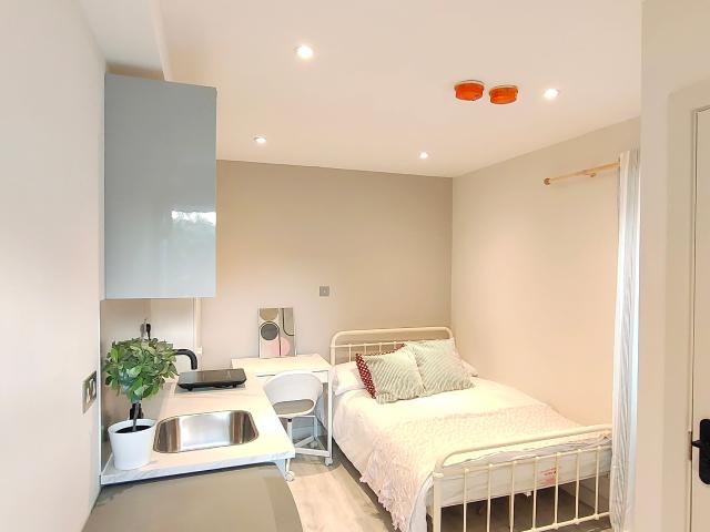 Studio to rent on Ernest Street, London