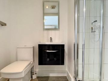 Studio to rent on Gunnersbury Lane, London
