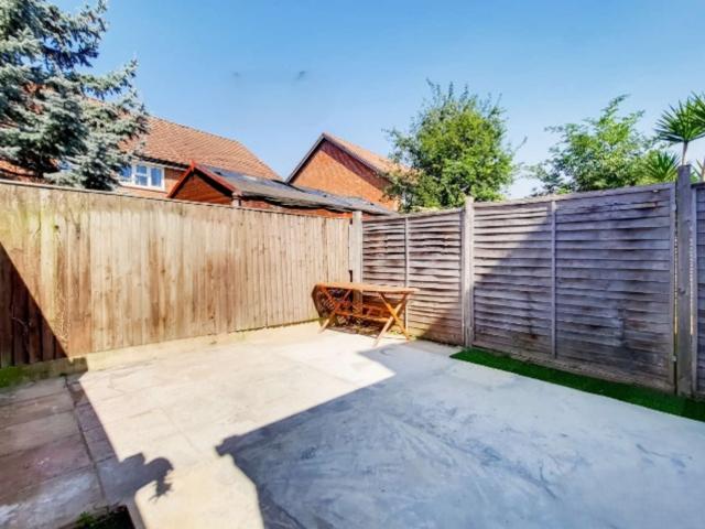 Studio to rent on Hardman Road, London