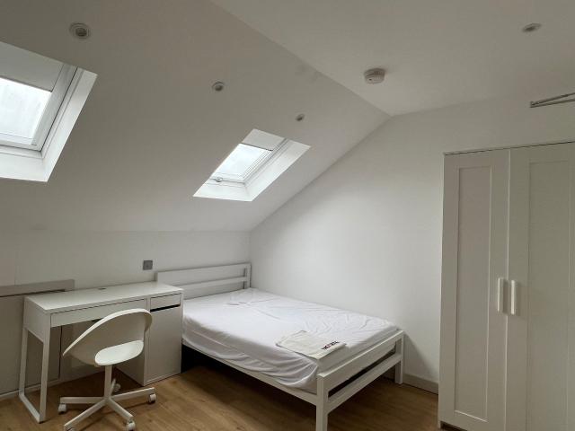 Studio to rent on Hardman Road, London