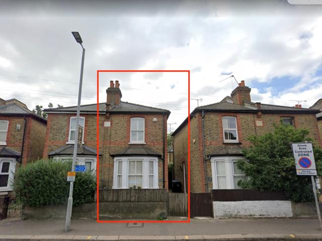 Studio to rent on Hawks Road, London