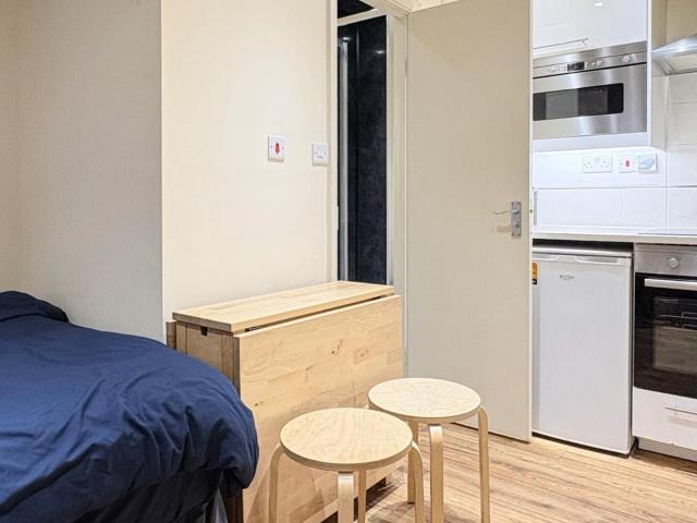 Studio to rent on High Road, London