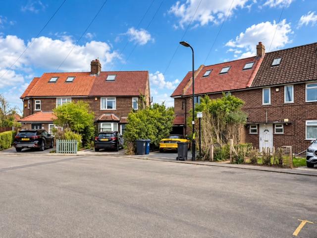 Studio to rent on Howard Close, London