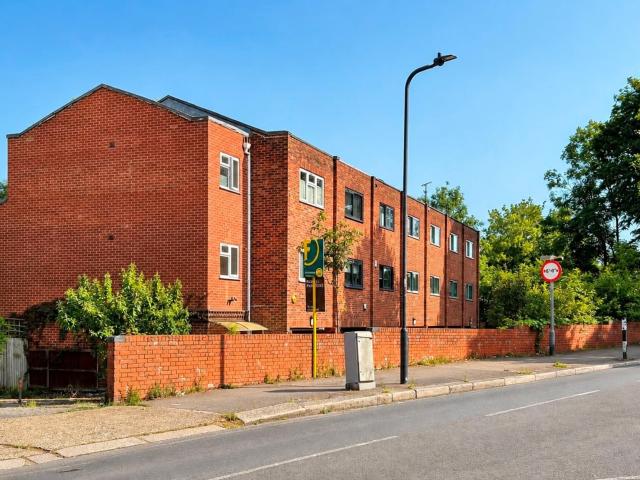 Studio to rent on Lydford Road, London