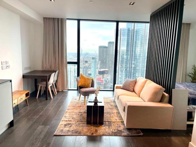 Studio to rent on Marsh Wall, London