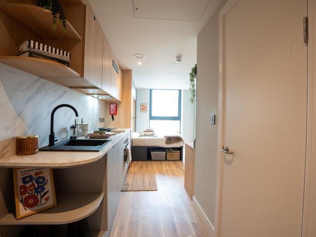 Studio to rent on Merchant Street, London