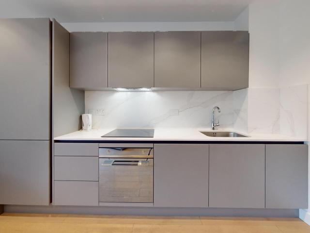 Studio to rent on New Horizons Court, London