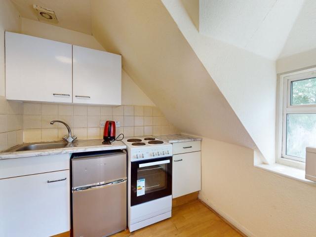 Studio to rent on Park Avenue, London