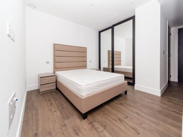 Studio to rent on Piazza Walk, London