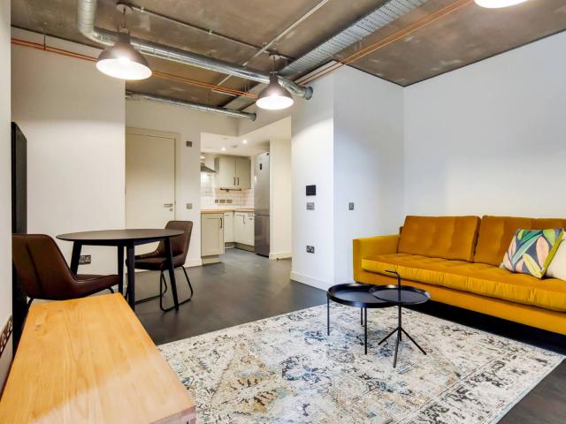 Studio to rent on South Way, London