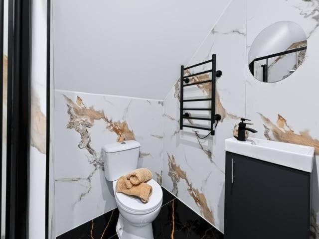 Studio to rent on Stoke Newington High Street, London