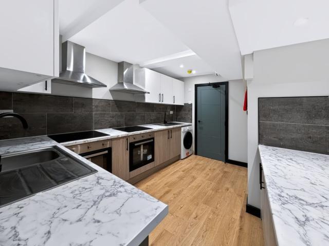 Studio to rent on Stoke Newington High Street, London