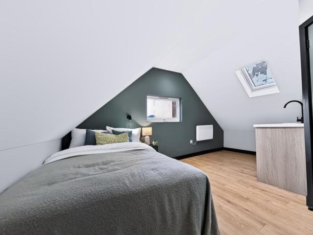 Studio to rent on Stoke Newington High Street, London