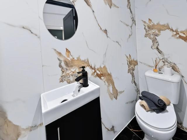 Studio to rent on Stoke Newington High Street, London